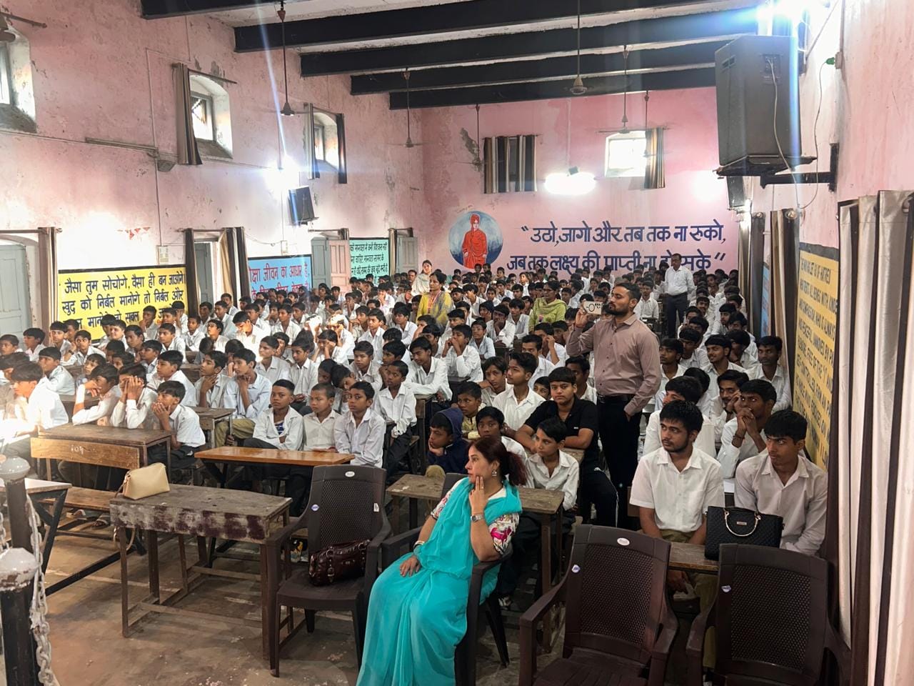 कार्यक्रम में भाग लेते विद्यार्थी। स्रोत : स्कूल