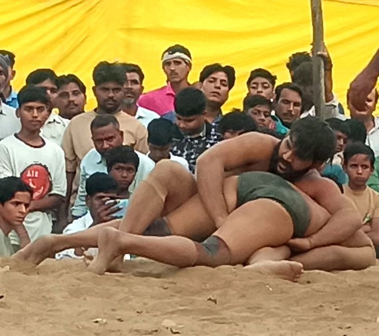 Shahjahanpur News: रिजवान ने रावण को हराकर जीती रोमांचक कुश्ती