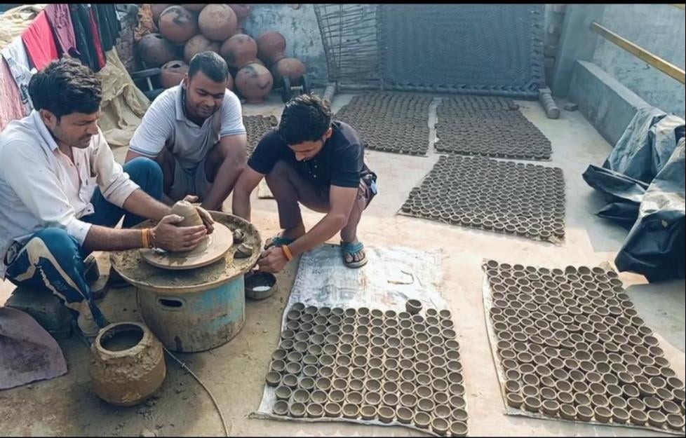Shamli News: शामली में तैयार दीयों की पंजाब-हरियाणा तक धूम