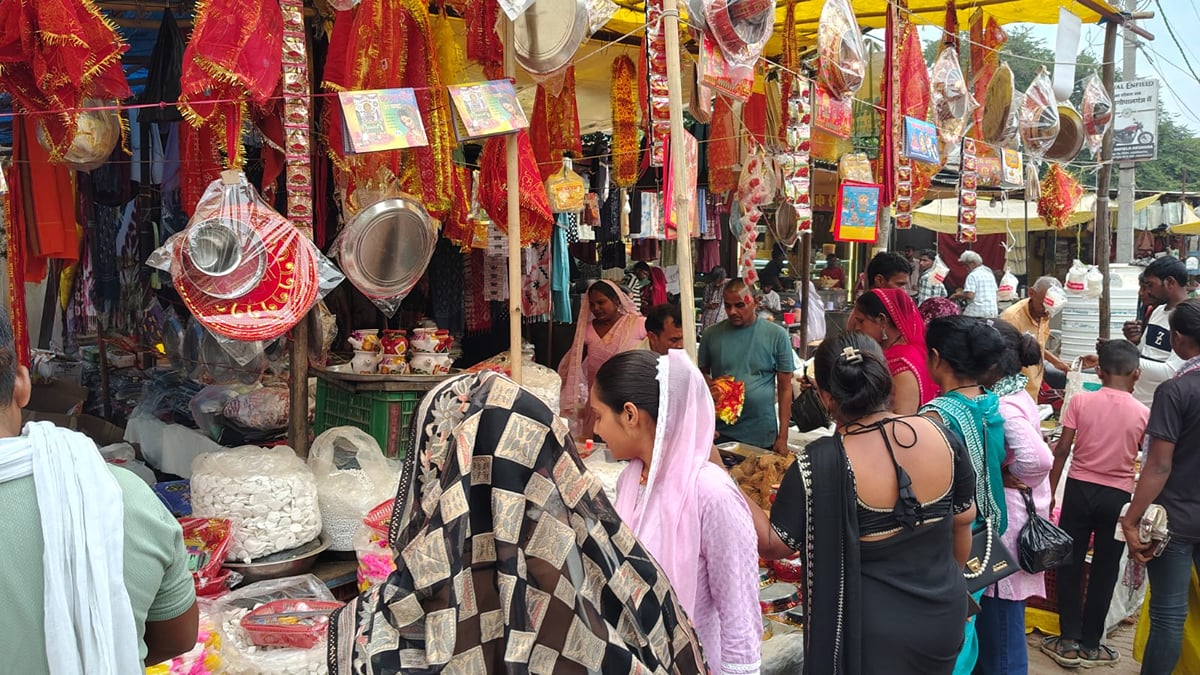 Prayagraj News: करवा चौथ आज, महिलाओं ने की खरीदारी