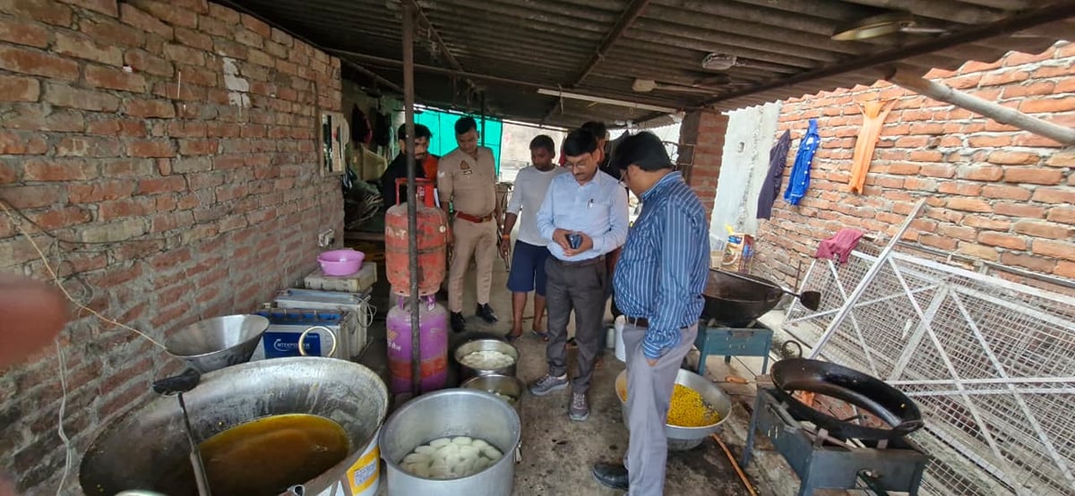 Sant Kabir Nagar News: खाद्य टीम ने 40 किलो दूषित मिठाई नष्ट कराई