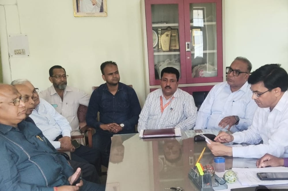 Bijnor News: ब्याज माफी के लिए व्यापारियों को जागरूक कर रहे जीएसटी अधिकारी