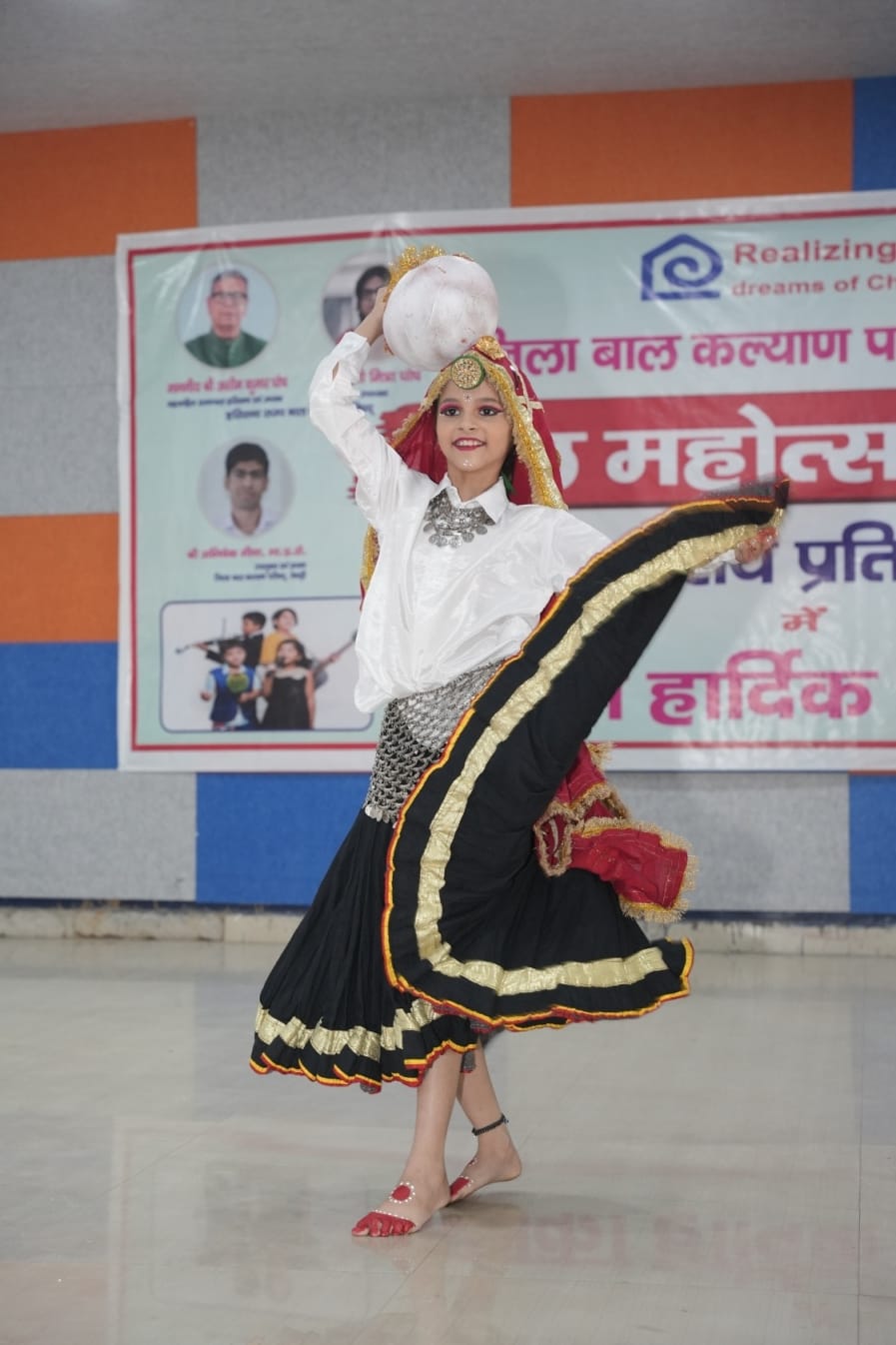 प्रतियोगिता में नृत्य प्रस्तुत करते प्रतिभागी। संवाद