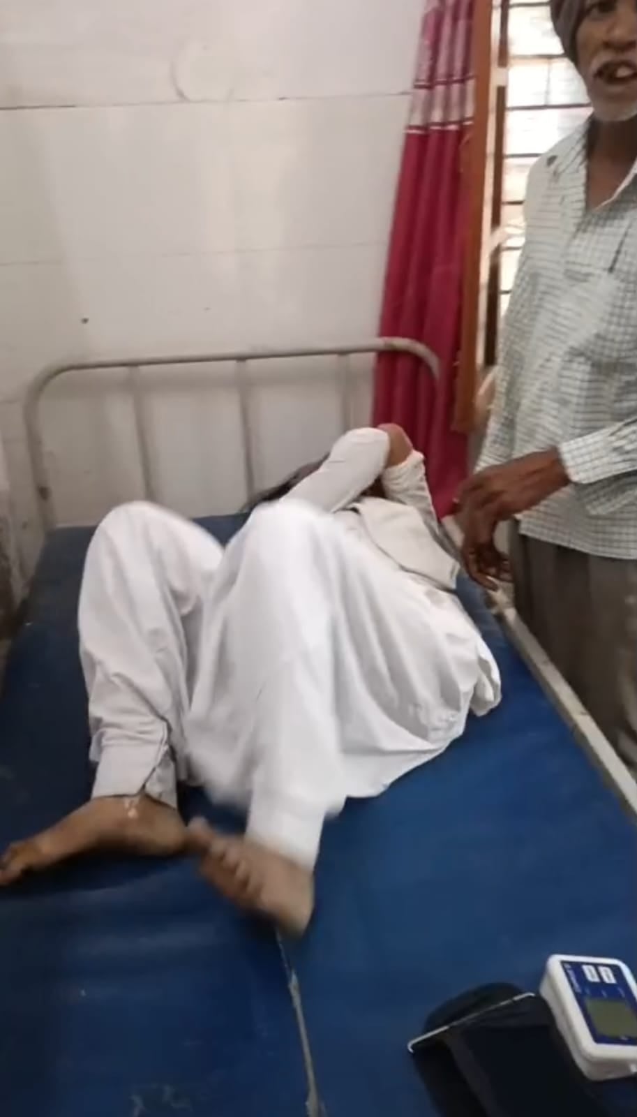 Ballia News: डेढ़ घंटे तक डॉक्टर के इंतजार में तड़पती रही छात्रा