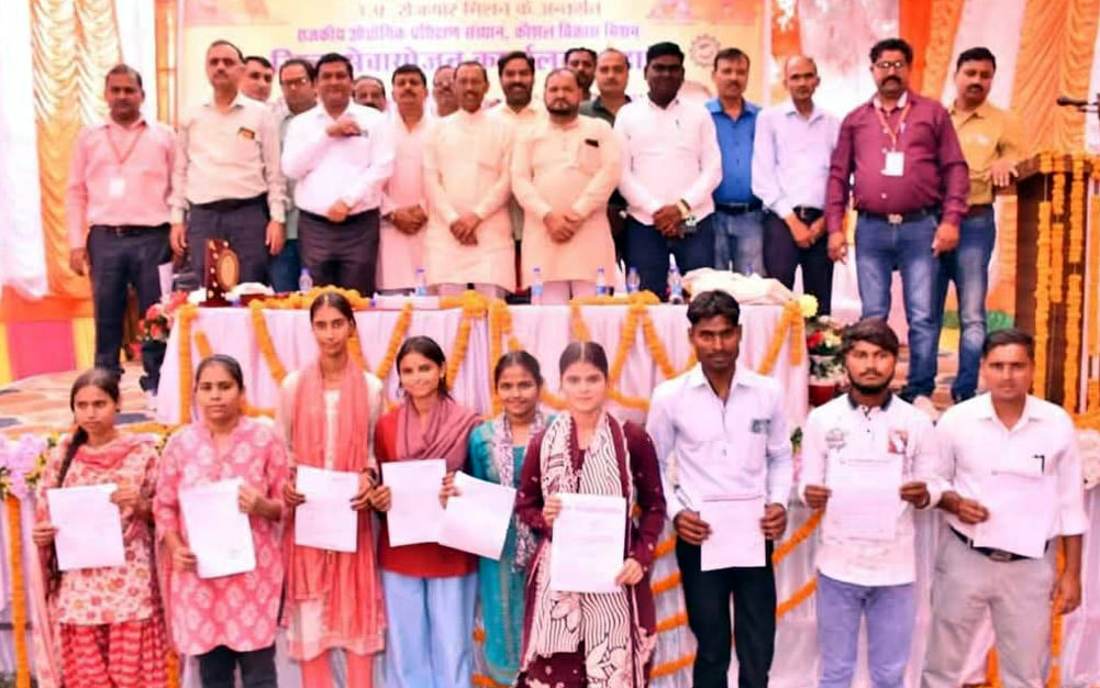 Budaun News: रोजगार मेले में 529 युवाओं को मिले अवसर, विधायक ने बांटे ऑफर लेटर