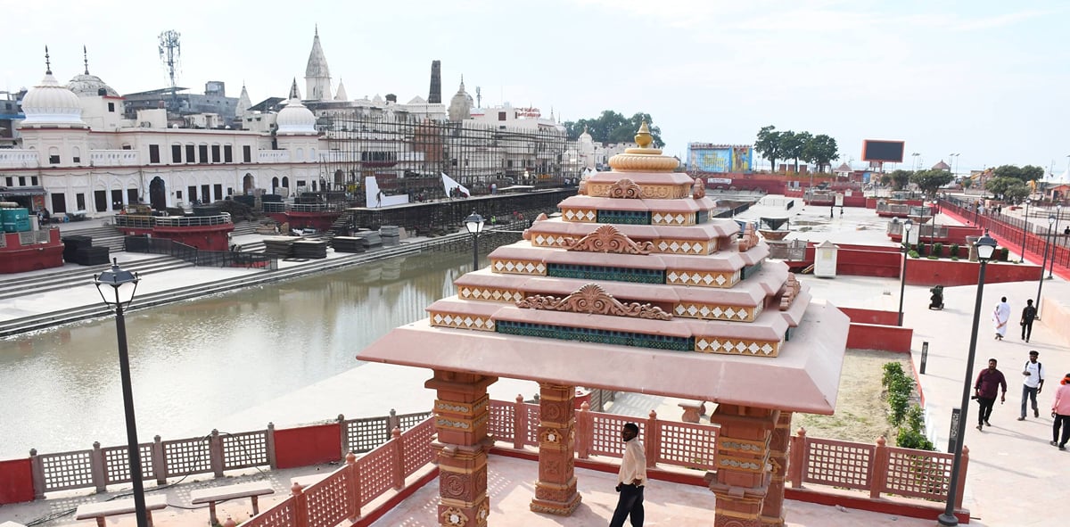 Ayodhya News: दीपोत्सव से पहले सजने लगी अयोध्या