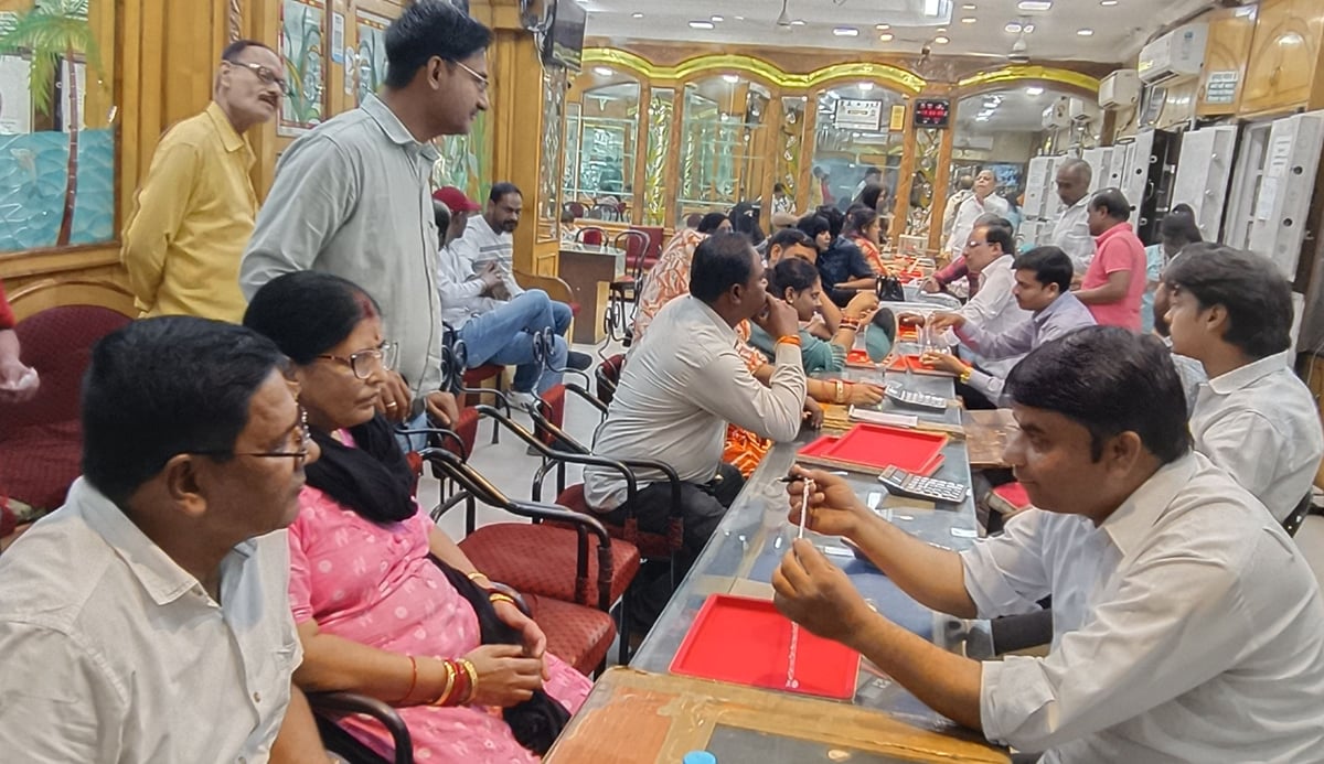 Raebareli News: सुहागिनें आज चांद का दीदार कर मांगेंगी अखंड सुहाग