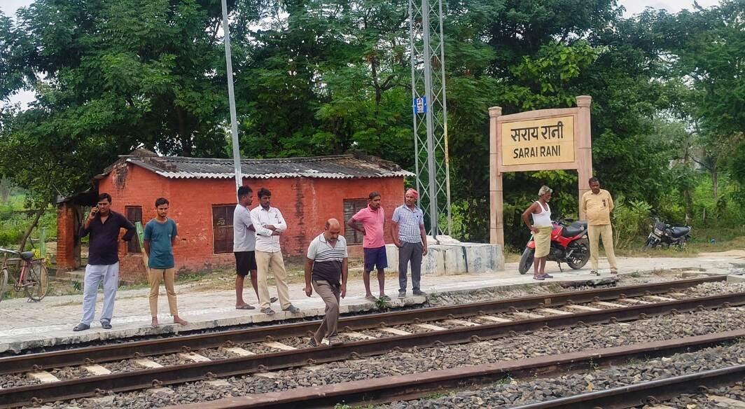 Azamgarh News: चार माह पहले भी रानी की सराय स्टेशन पर जान देने पहुंची थी पंचायत सहायक