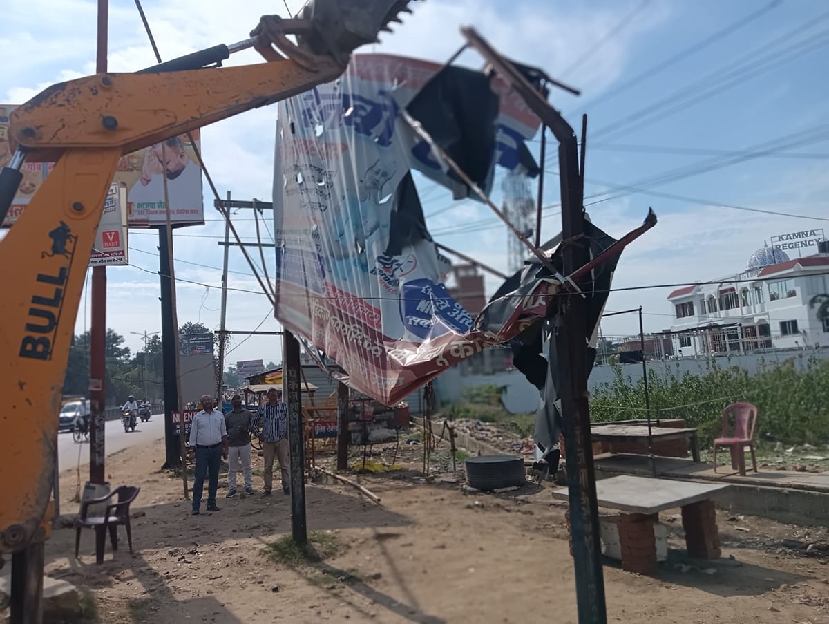 Deoria News: नगर पालिका ने 18 स्थानों से हटाईं 22 अवैध होर्डिंग