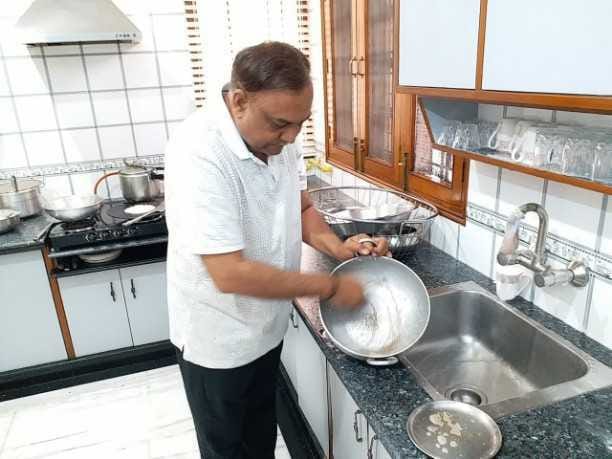 dishwashing by mayor agra