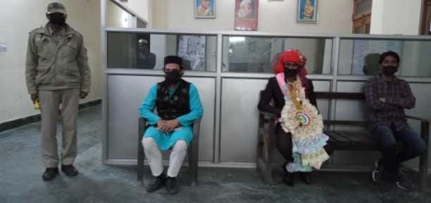 police be dulhe ko kotwali mein bairhaya