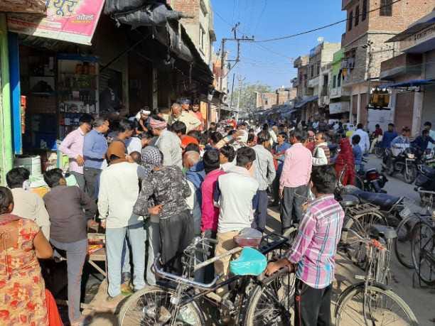 People flocked to shop in violation of social distance in Raja Taal