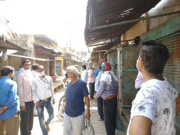 The crowds are not decreasing in the mandis, Mazma is setting in the neighborhoods