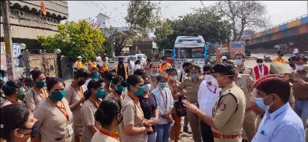 Commotion of temporary staff nurses of Santosh Hospital before CM's arrival