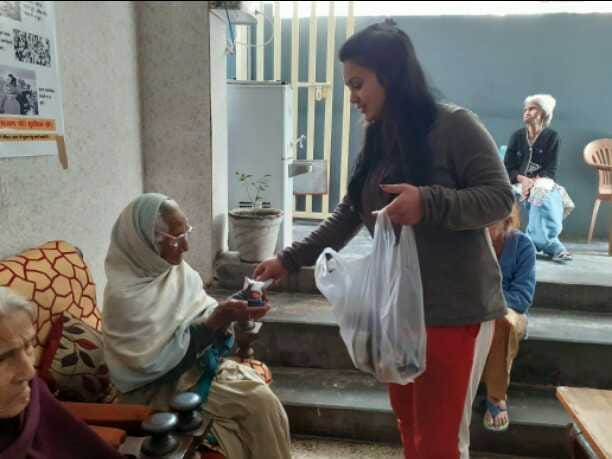 Coronavirus Lockdown Uttarakhand:  help to old people