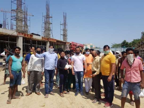 Food packets distributed to hungry laborers of National Medical College under construction