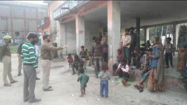Samba police stopped the  laborers going from Kashmir to Rajasthan