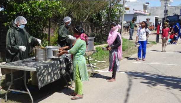 Army distributed food to laborers in many places
