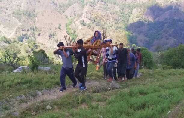 The injured woman was taken to the hospital by keeping it in a seven km dolly