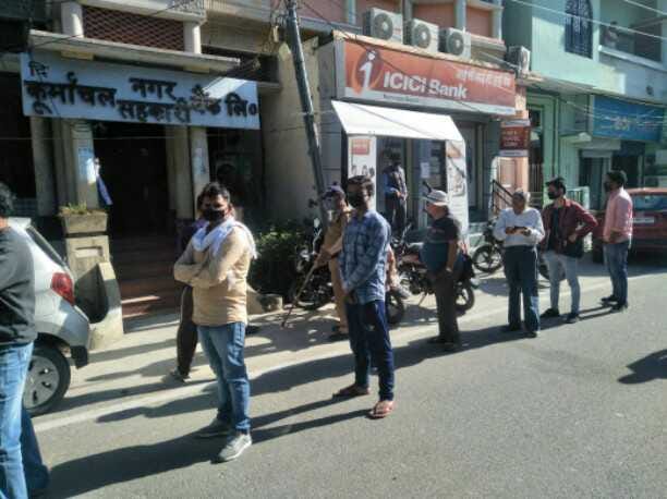 Jan Dhan Khata dharko ki bankon mein Lagi Subah se Bheed