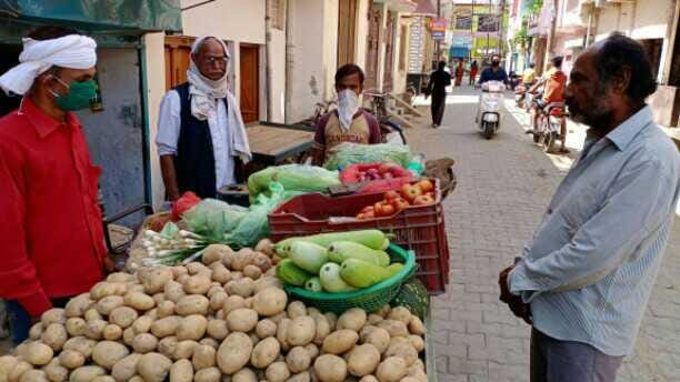 vender sell vegetables in lockdown