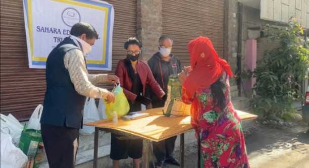 Sahara Educational Trust  distributed Essential Commodities among daily wagers, migrant labourers of Resham ghar colony area