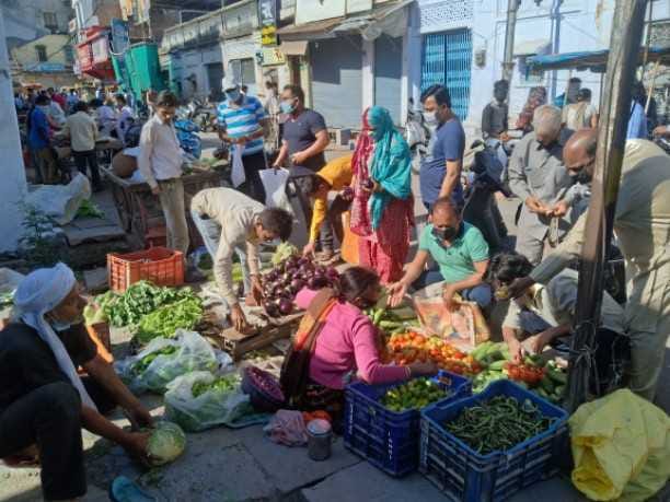 Crowd to purchase vegetables in Sipri market