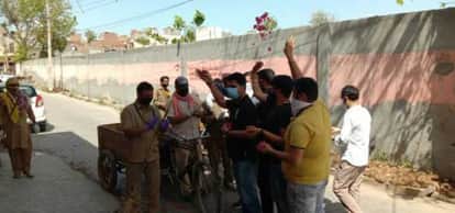 सफाई कर्मचारी पर फ़ूल बरसते शहरवासी।