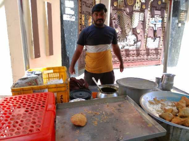शाहजहांपुर के चौक क्षेत्र में ठेले पर समोसे बेचे जा रहे हैं।