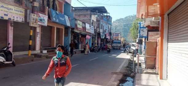 People leaving social distance in markets