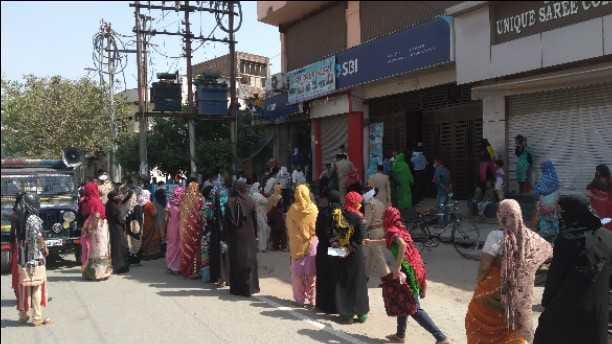 Lockdown ineffective in Mathura, crowds thronging outside banks