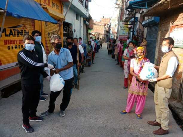 bhartiy sarv samaaj distribute foods