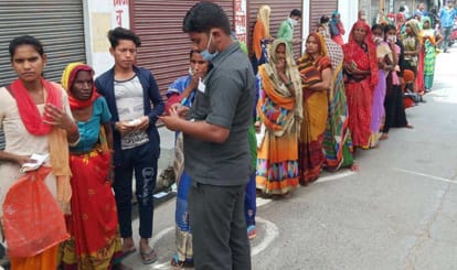 in powanya people not following social distance rule