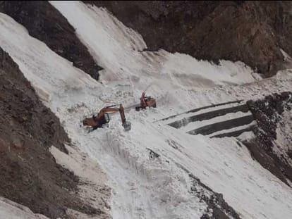 Snow Clearance Operation Re Start On Mughal Roar
