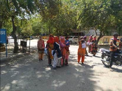 जिला सचिवालय स्थित खाने की शिकायत लेकर पहुंची महिलाएं