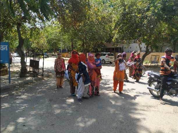 some Peoples express agitation for not getting food