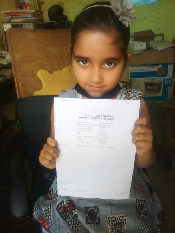 little girl donate her gullak for fight against Corona