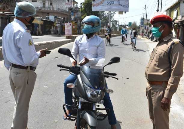 police is in action against lockdown violaters