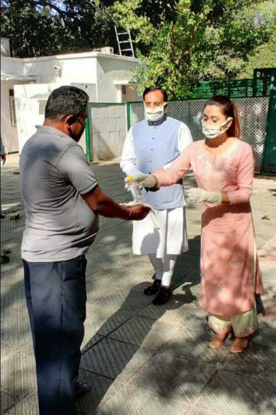 Arushi Nishank distribute mask to staff.