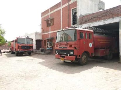 फायर ब्रिगेड में कार्यालय में खड़ी गाड़ियां।