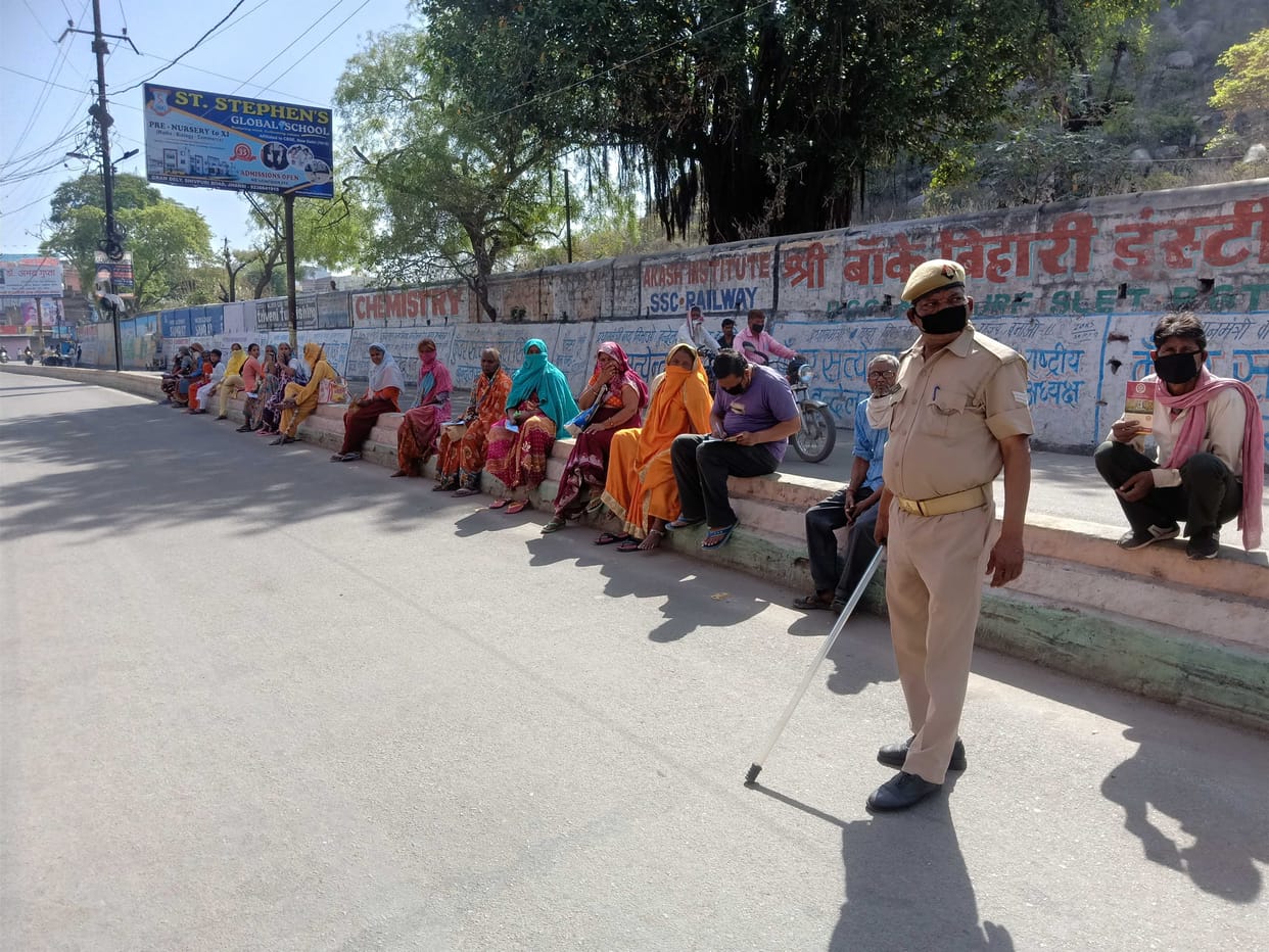 crowd outside banks for jandhan yojna.