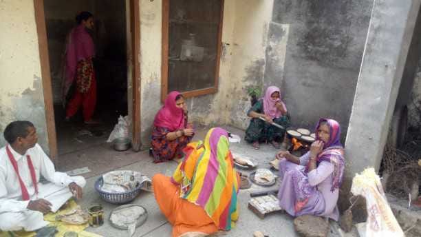 distributed 881 packets of food