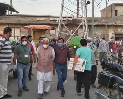 विधायक घनश्याम दास अरोड़ा अधिकारियों के साथ सब्जी मंडी का निरीक्षण करते हुए।