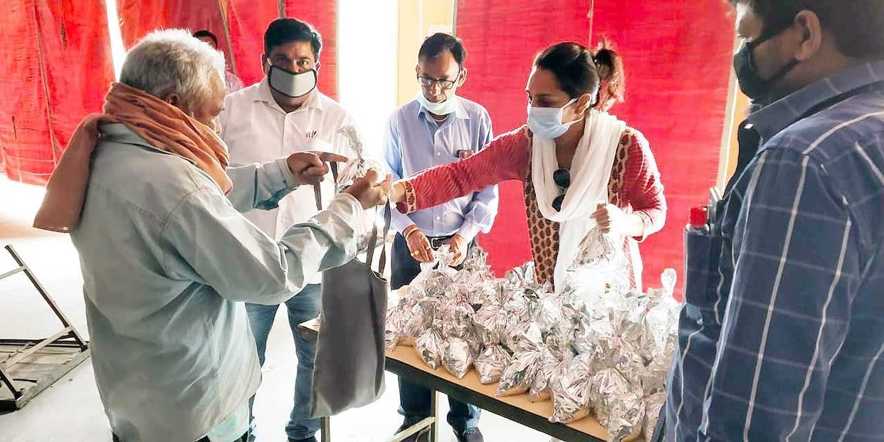 food packet distribute
