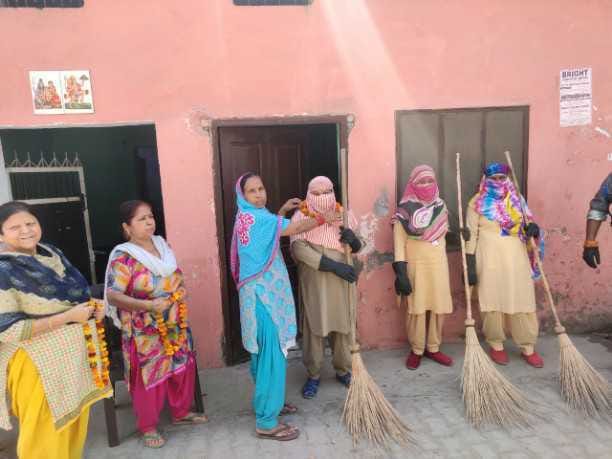 Cleaners honored by putting flower garlands