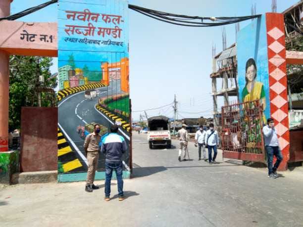 On social distancing, large crowd gathered in Sahibabad mandi