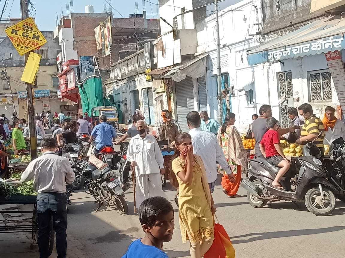 action against fruits and vegetables vendors in sipri bazzar