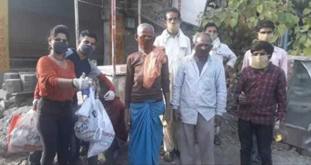 Helping the needy by making masks with cloth in the house