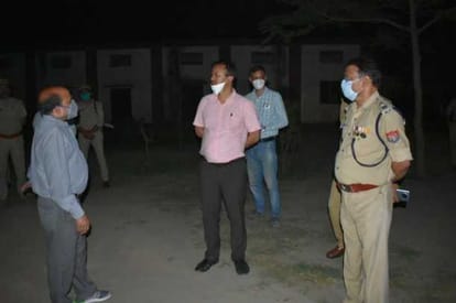 नरौरा में क्वारन्टीन सेंटर का निरीक्षण करते डीएम और एसएसपी।