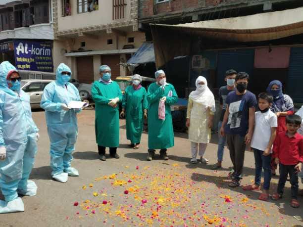 banbholpura welcomed medical team with flowers showering.